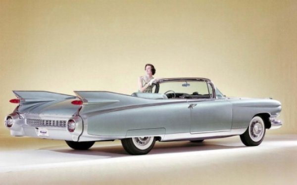 Перките са най-високите, виждани до онзи момент. Задните светлини с форма на куршуми, които носят духа на епохата на ракетите. Интериор, пълен с луксозна технология. Кола, която има мощност за всичко. '59 представя Cadillac и компанията-майка General Motors на върха на самочувствието им! Може би на върха на самочувствието за цяла Америка.
